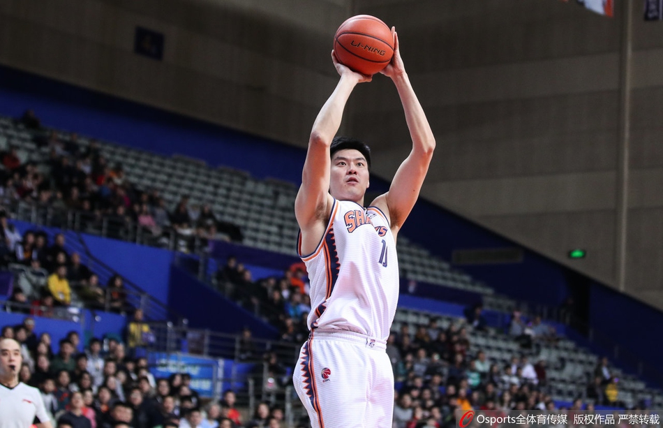 邓蒙在三人合围中如蛟龙出海，强行突破上篮，眼神中满是对胜利的渴望