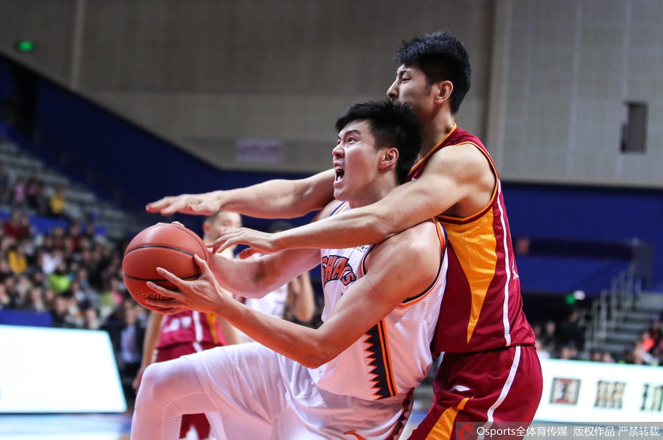 莫泰尤纳斯接球后背身强吃浙江内线，肌肉紧绷，以泰山压顶之势强行转身，捍卫着上海的禁区