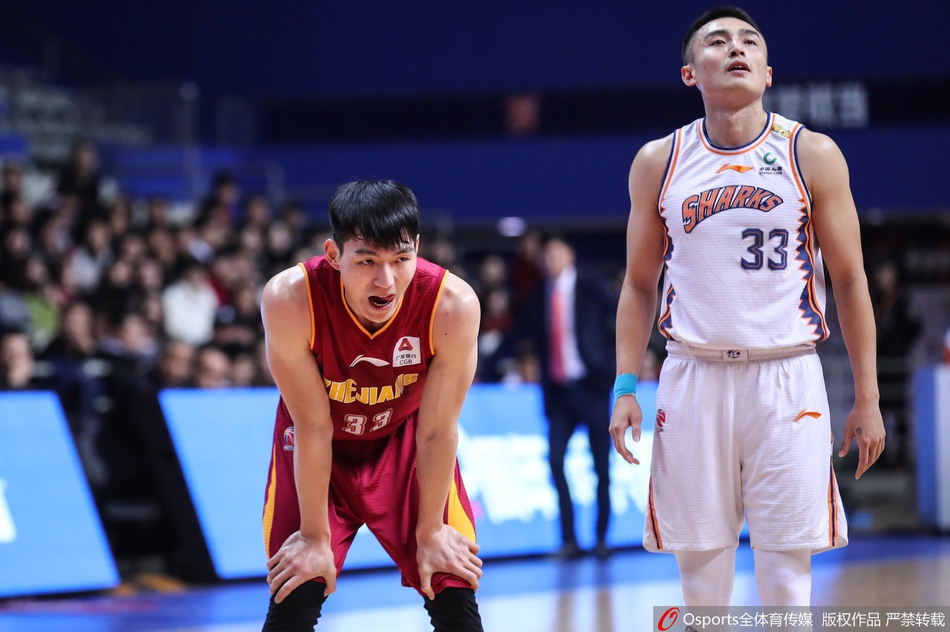 罗汉琛高速运球穿越防线，面对浙江队朱旭航的贴身紧逼，他身形灵动，伺机传球