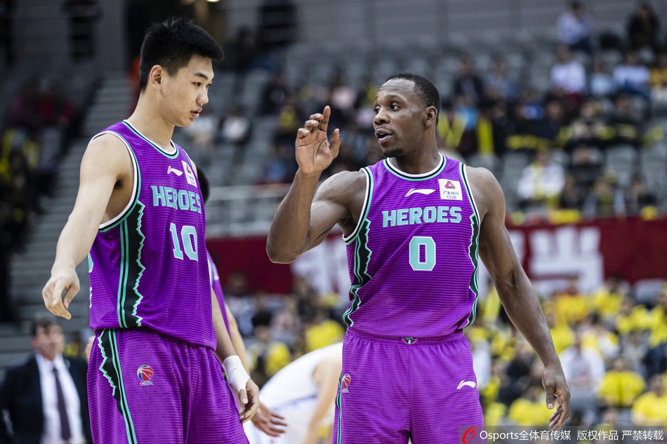 哈德森挥拳怒吼，激情点燃冰冷赛场，他不仅是外援，更是引领逆转的孤胆英雄。