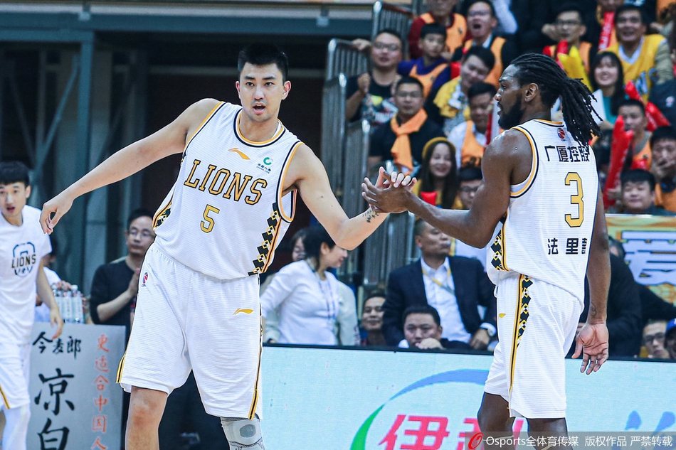 法里德在篮下高高跃起，如同直升机升空一般完成单手怒扣，防守球员只能望球兴叹，现场气氛瞬间被点燃。