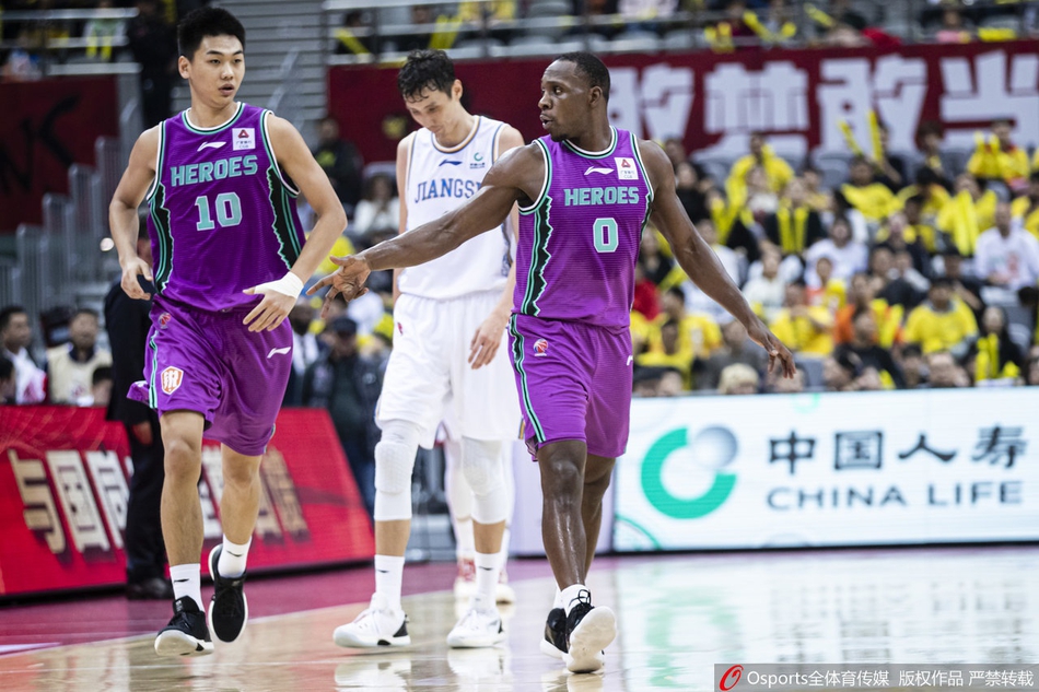 青岛队快攻如闪电划破夜空，亚当斯一马当先，眼中只有对手的篮筐和胜利的曙光。