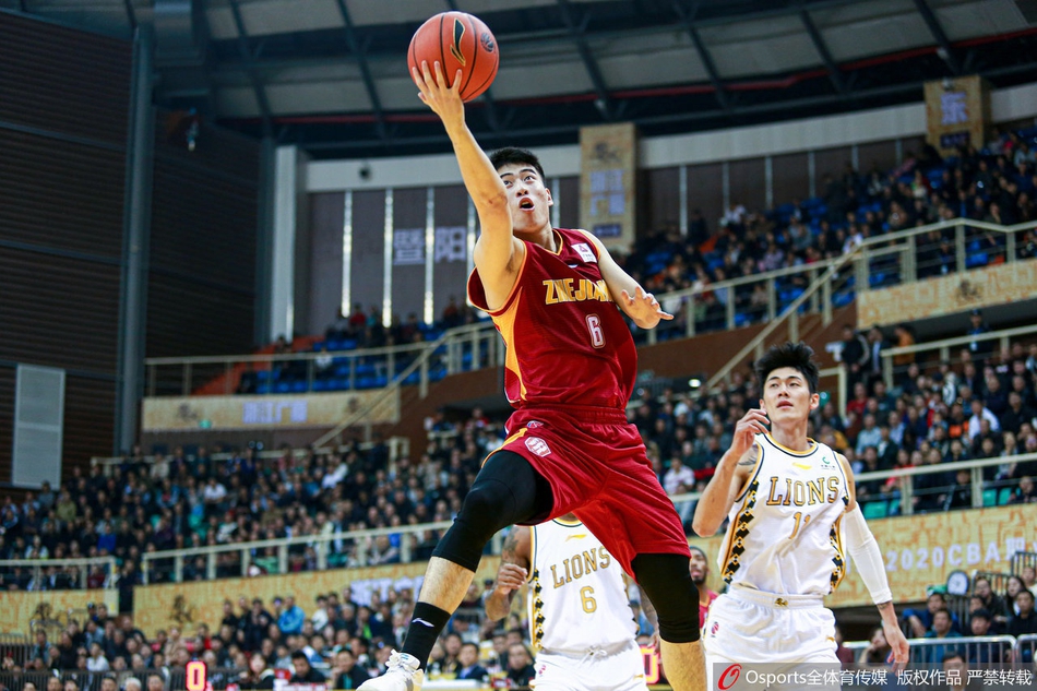 孙铭徽运球发动快攻反击，他如猎豹般迅速甩开防守球员，眼神直视前方篮筐，准备上篮得分。