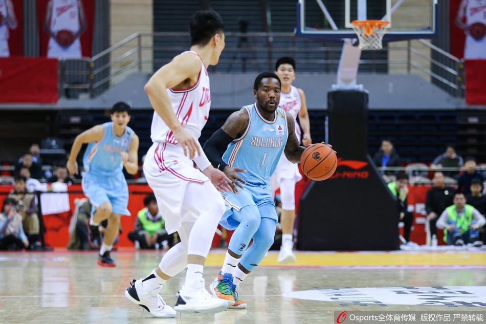 周琦在防守落地瞬间腰部重摔，表情痛苦地倒在地上，队友和队医迅速围拢过来查看伤势