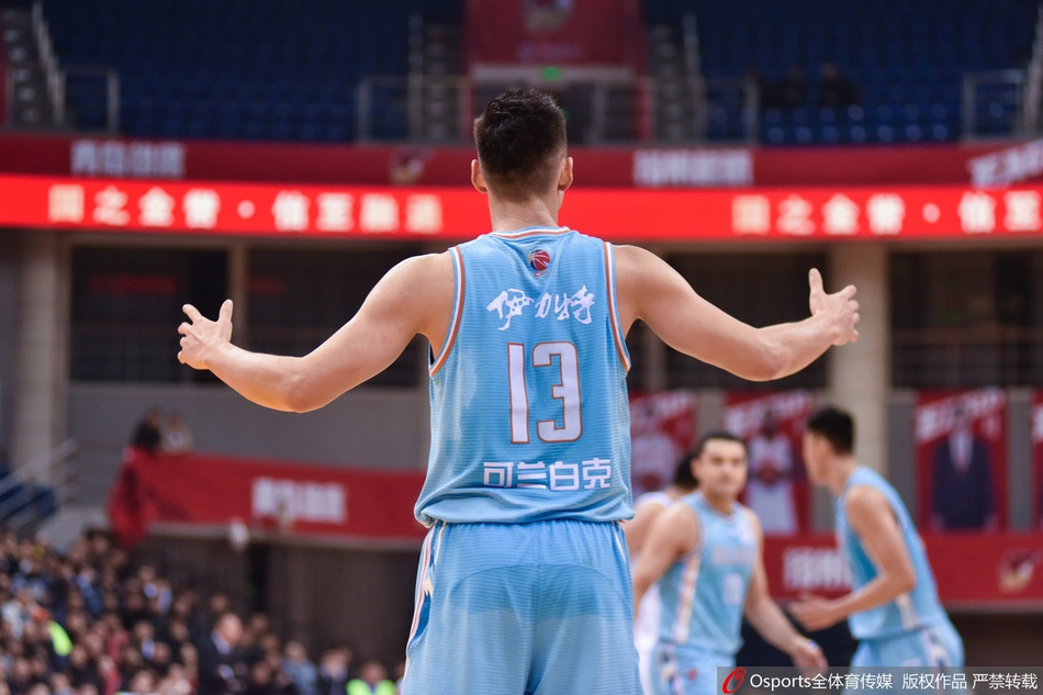 费尔德在亚当斯的贴身紧逼下运球推进，他伸手指挥队友跑位，展现出核心后卫的冷静与大局观