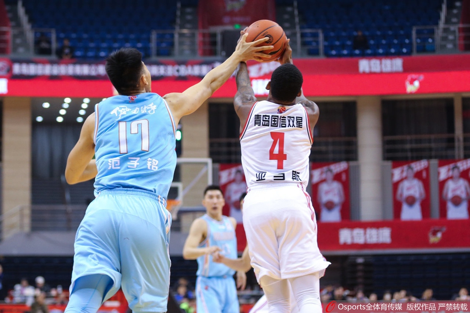 西热力江底角命中三分后，面对观众席握拳怒吼，神情激昂，充分展现了新疆队顽强不屈的斗志