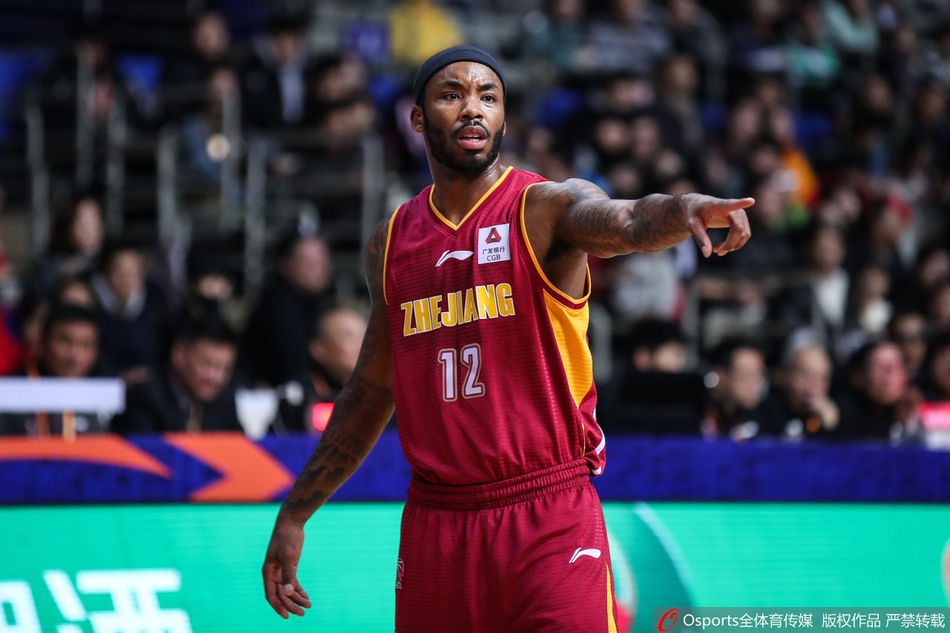 麦卡勒姆在浙江队严密的人墙缝隙中强行突破，他压低重心，试图撕裂对手的防线