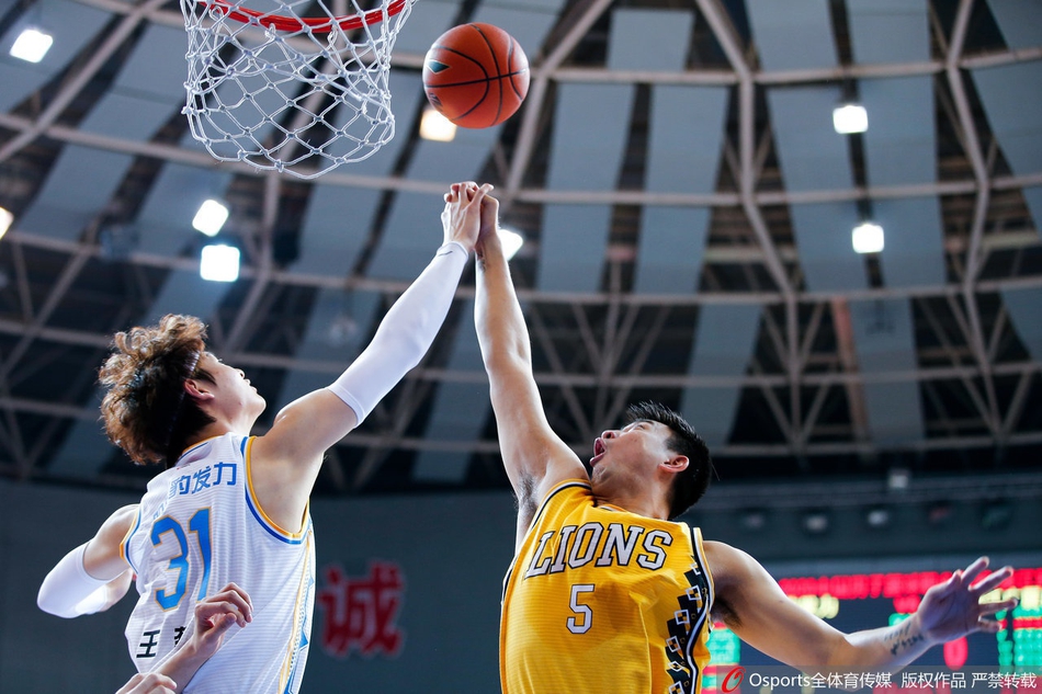 面对四川外援福特森的贴身紧逼，新疆队小外援费尔德毫无惧色，利用节奏变化持球强突