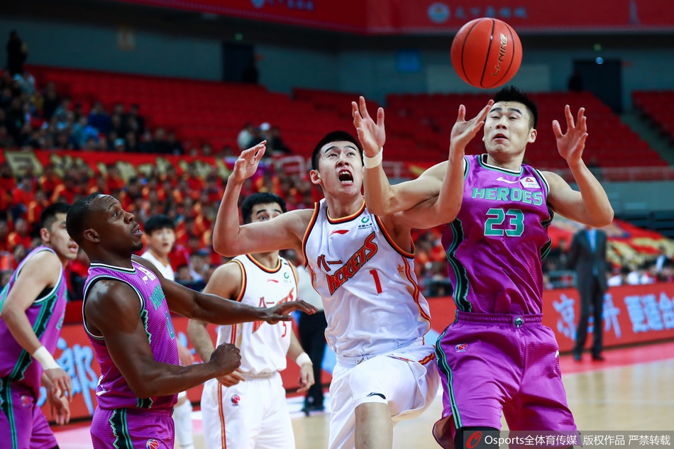 面对四川队的严防死守，新疆队后卫曾令旭如同穿花蝴蝶一般，灵动地持球突破，撕开对手防线