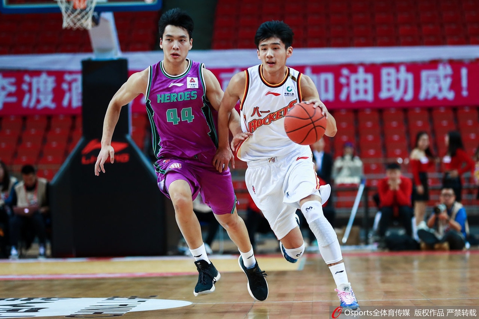 新疆队灵魂可兰白克-马坎在场上与年轻队友唐才育认真沟通，用经验帮助球队稳住局面