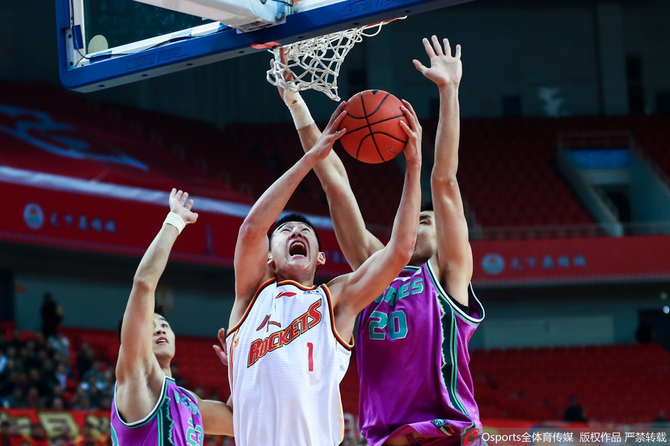 四川队外援汉斯布鲁在篮下与新疆队斯托克斯肌肉碰撞，奋力拼抢篮板，展现了寸土必争的强悍斗志