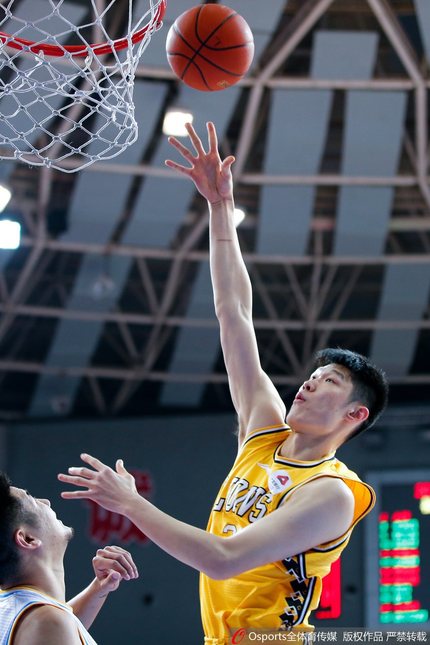 四川队年轻球员袁堂文初生牛犊不怕虎，面对新疆队外援费尔德的防守，坚决突破上篮