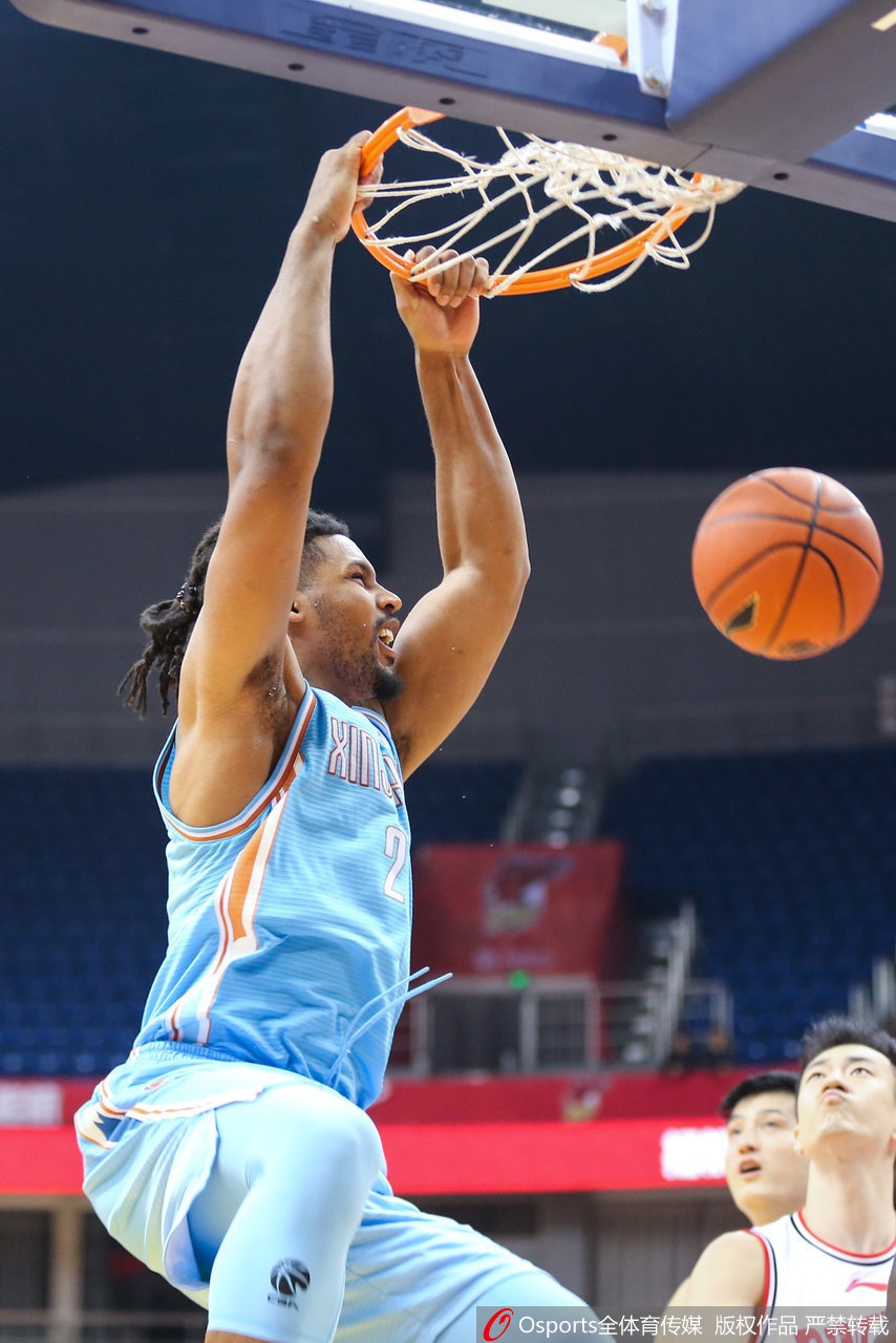 范子铭在周琦伤退后挑起大梁，他在内线面对青岛队高大外援约翰逊的防守，依然强硬地将球放进篮筐