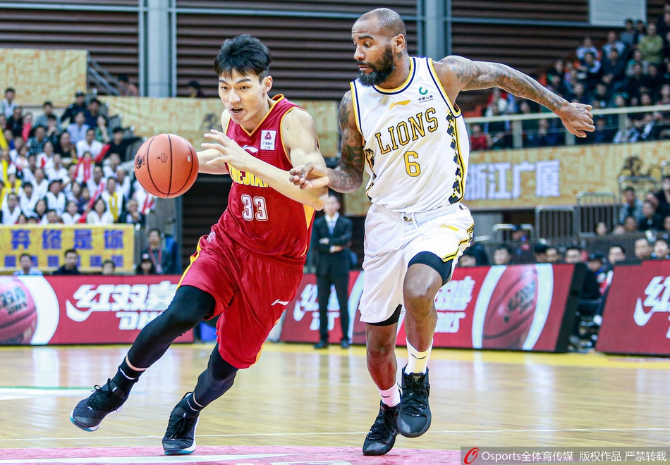 法里德单手抓球高高跃起，试图助攻跟进的刘铮完成空中接力，两人配合默契，展现出极强的运动天赋。