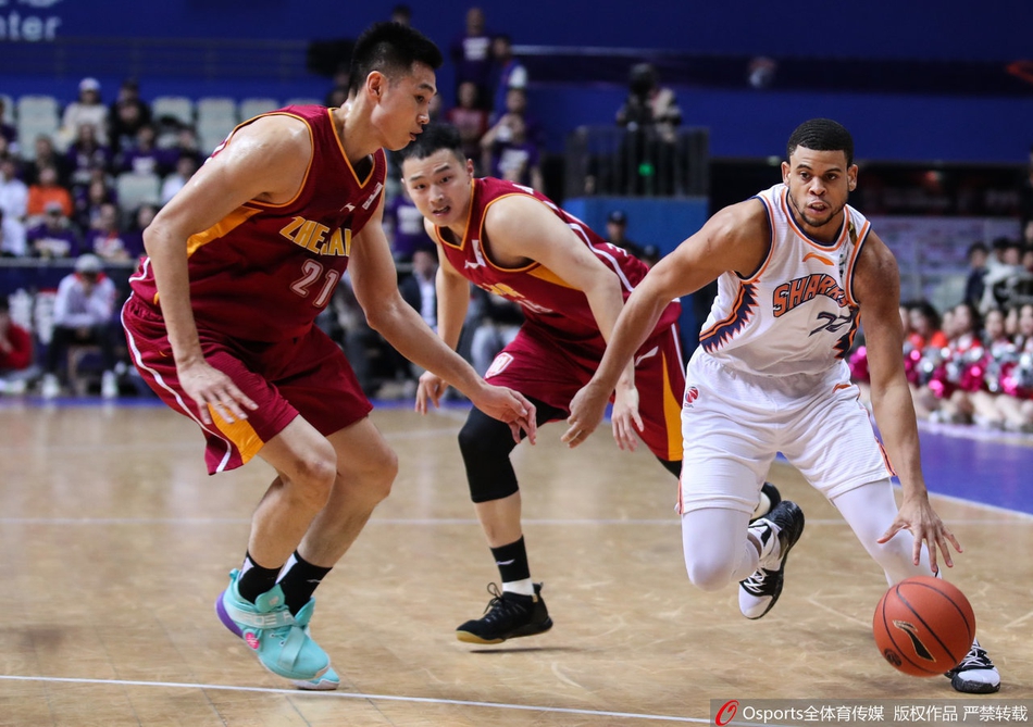 获胜后，邓蒙与吴前击掌相庆，脸上洋溢着胜利的喜悦，身后是记分牌上耀眼的126分