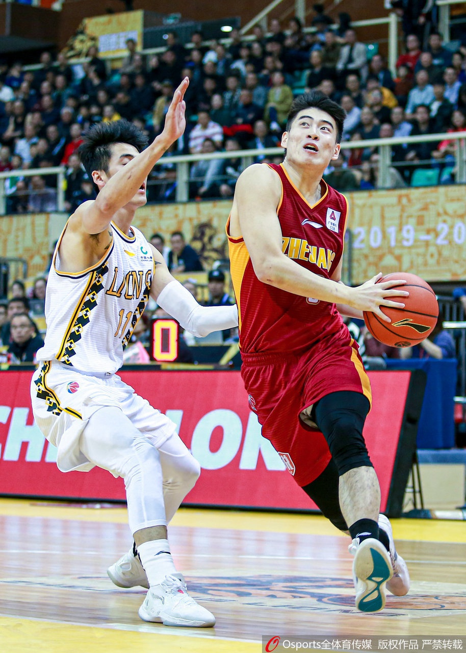 浙江队核心吴前持球突破，遭遇广厦球员刘铮的贴身紧逼防守，两人身体对抗激烈，肌肉线条分明。
