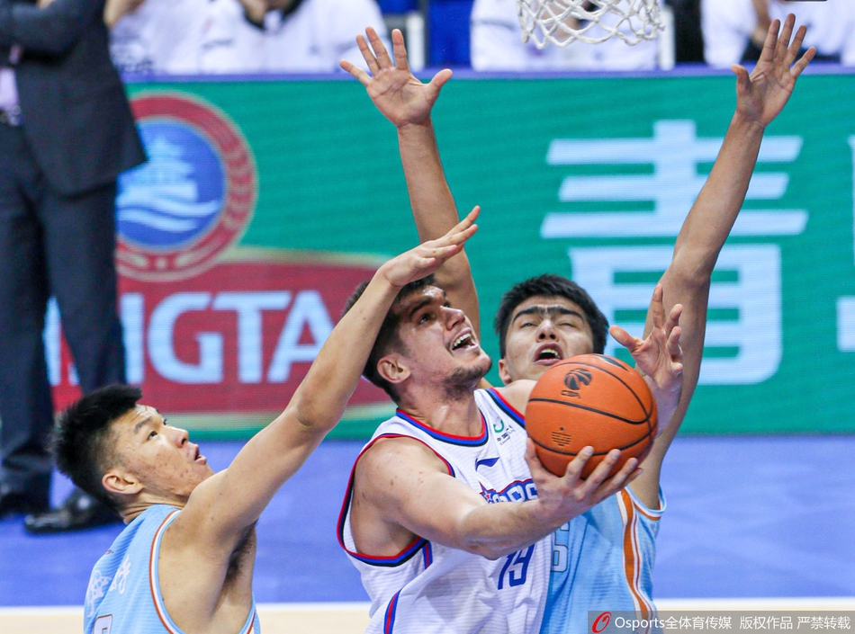 新疆队后卫费尔德面对贴身紧逼，用一个背后运球晃开防守空间，随即送出一记贯穿全场的击地妙传，助攻快下的队友轻松上篮。