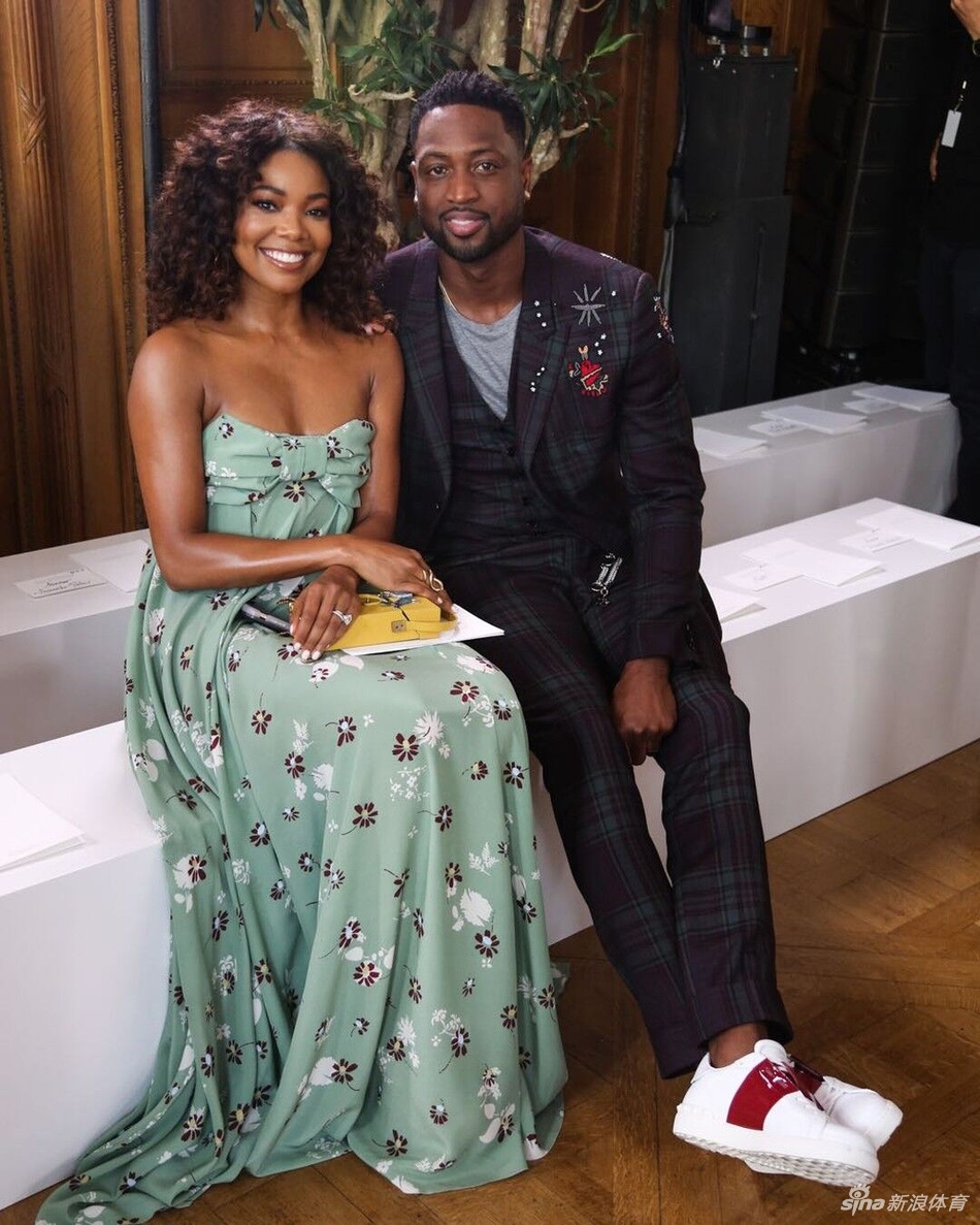 韦德夫妇圣诞晒照 韦嫂性感低胸