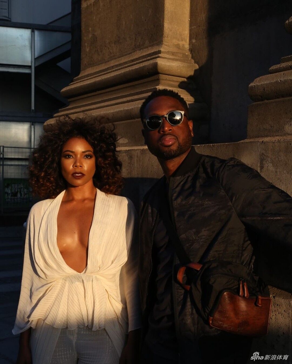 韦德夫妇圣诞晒照 韦嫂性感低胸