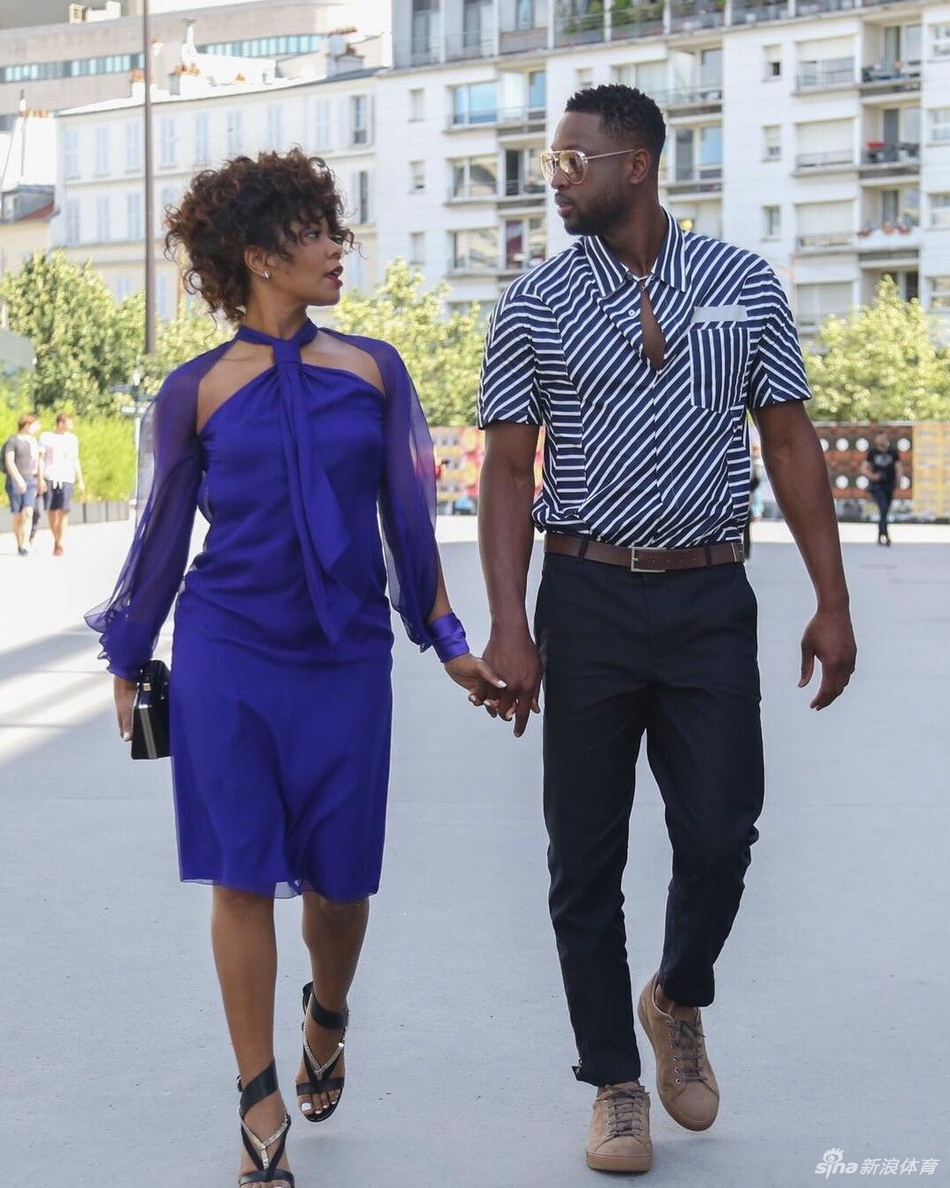 韦德夫妇圣诞晒照 韦嫂性感低胸