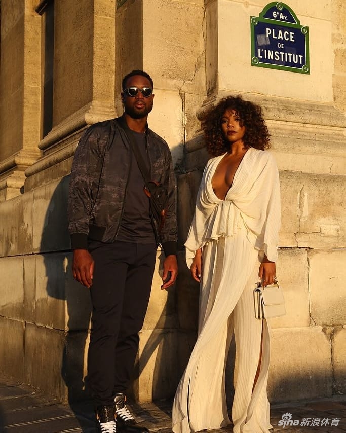 韦德夫妇圣诞晒照 韦嫂性感低胸