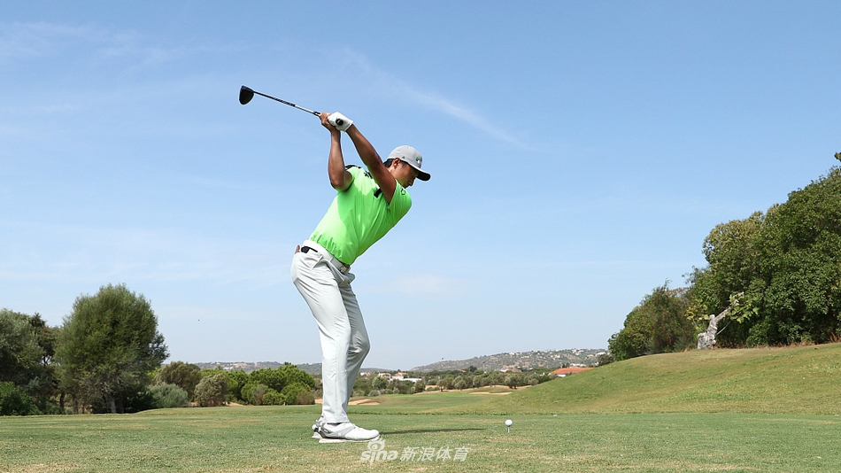 古尔日耳挥杆瞬间，夕阳余晖勾勒出他完整有力的挥杆弧线与凝神聚气的侧影