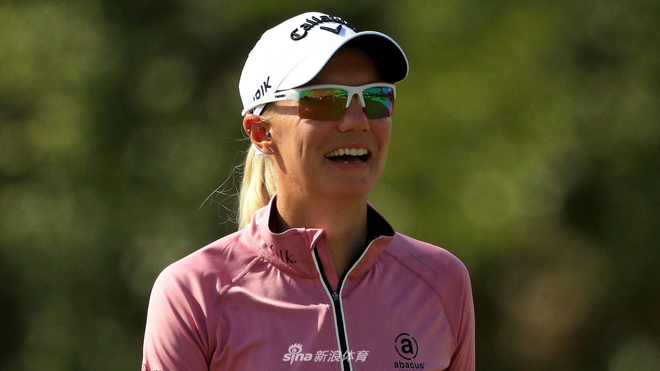 萨格斯托姆在第十洞沙坑中成功切球入洞后，振臂欢呼，释放压力。