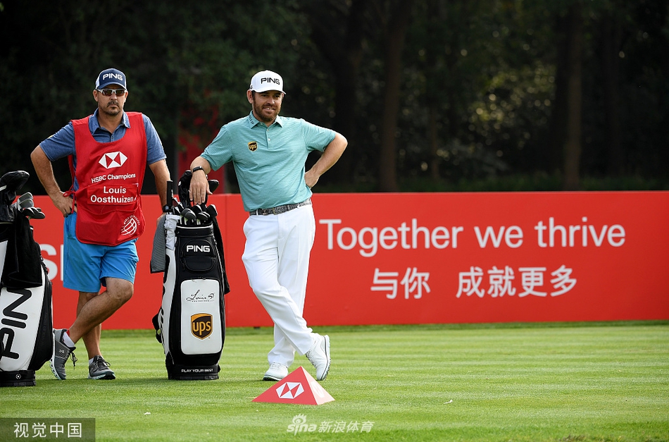 麦克罗伊完成一记漂亮的推杆后,沉稳地观察小球滚动线路