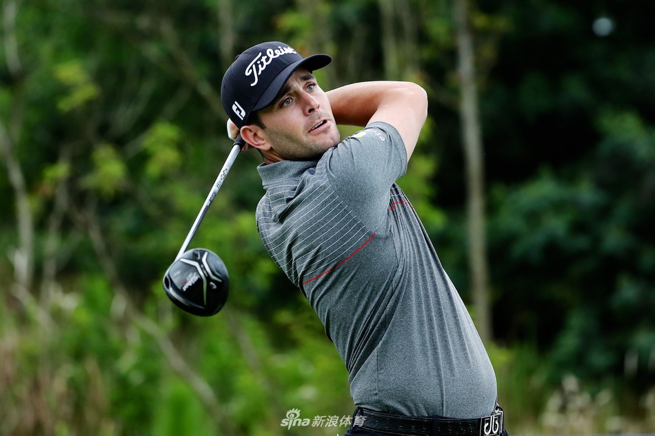 彼得-坎贝尔在第四洞开球，白色小球划破蓝天飞向远方的果岭