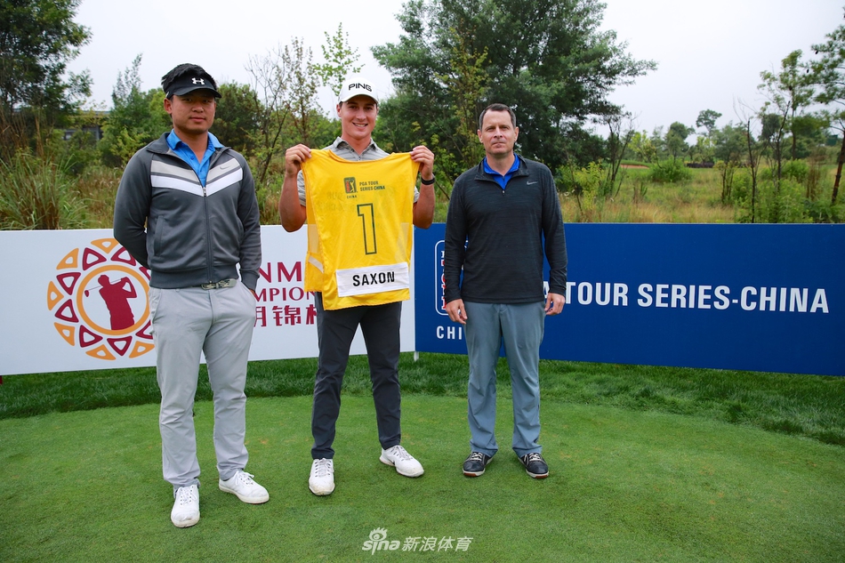 陈子豪与球童密切讨论攻果岭策略，手指远方分析落点选择