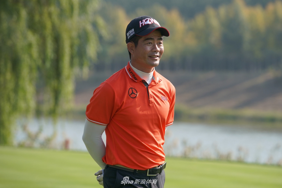 黎佳韵完成一记漂亮的沙坑救球,沙粒飞扬的瞬间,小球精准地飞向果岭,引来众人瞩目。