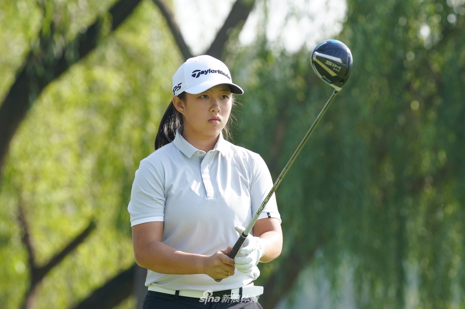 殷若宁凝神静气,正准备推击,她的眼神坚定地望向球洞,仿佛整个世界都安静了下来。