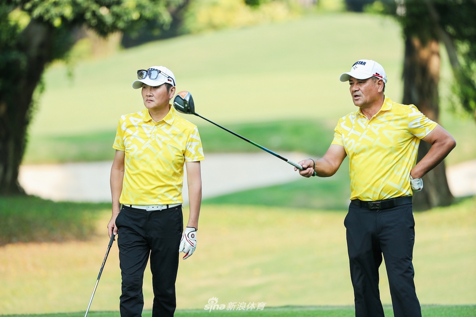 比赛结束，球员面带笑容与对手握手致意，相互轻拍肩膀，体现了高尔夫运动友谊与尊重的核心精神。