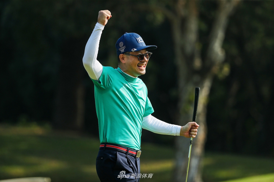 广阔的天空下，连绵起伏的球道像绿色的丝带般延伸向远方，展现了高尔夫球场与自然融合的壮丽景观。