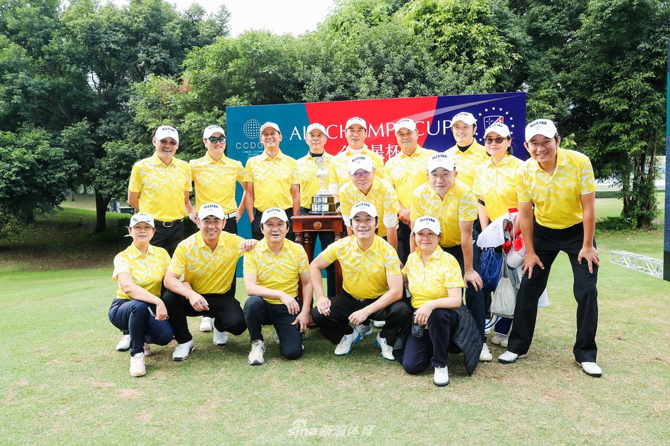 绿意盎然的果岭上，高尔夫球划出一道优美的弧线，正朝着旗杆方向飞去，背景是静谧的湖泊与树林。