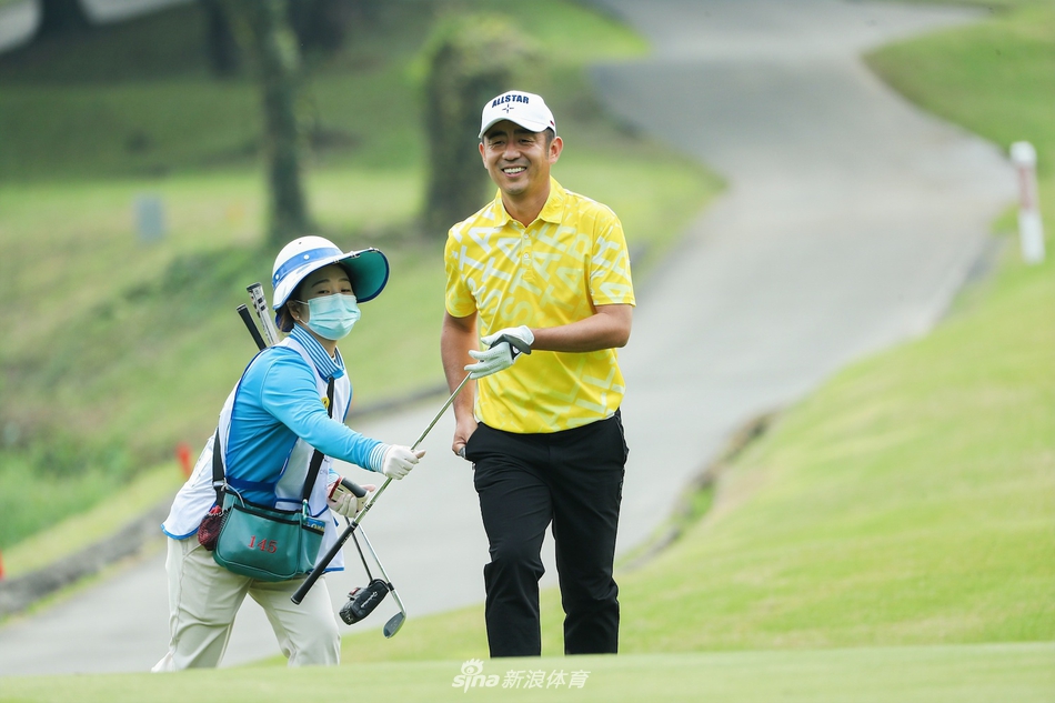 球员俯身仔细观察果岭草纹，手指轻触地面感受坡度，推杆前的沉思时刻充满张力。