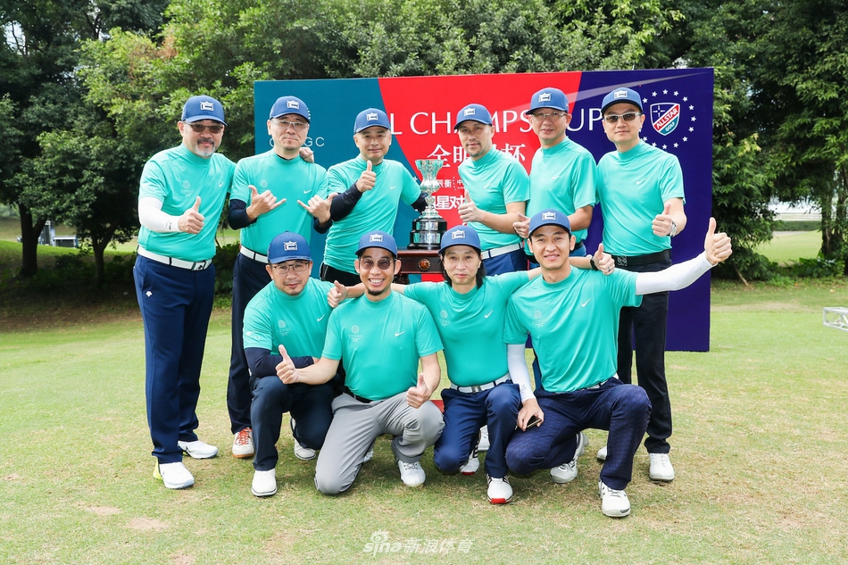 阳光穿透晨雾，洒在开阔的球道上，一名球员正凝神准备开球，新一天的角逐在宁静中拉开序幕。