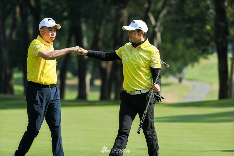 雨后初晴，球道上的水洼倒映着天空与树木，一颗高尔夫球静静地躺在湿润而整齐的短草区。