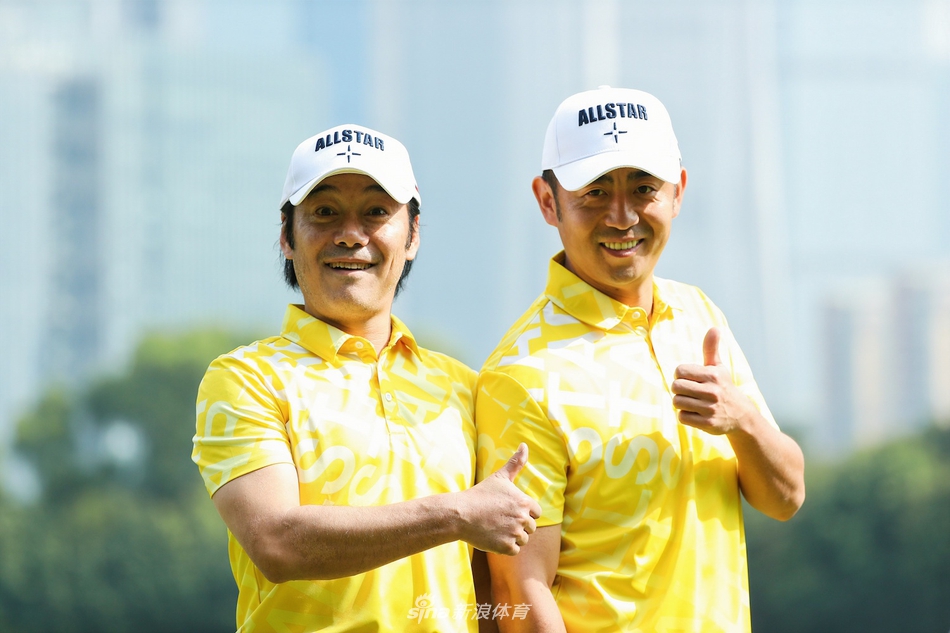 夕阳西下，球员与球童的身影被拉长，他们行走在金色的球道上，构成一幅充满故事感的静谧画面。