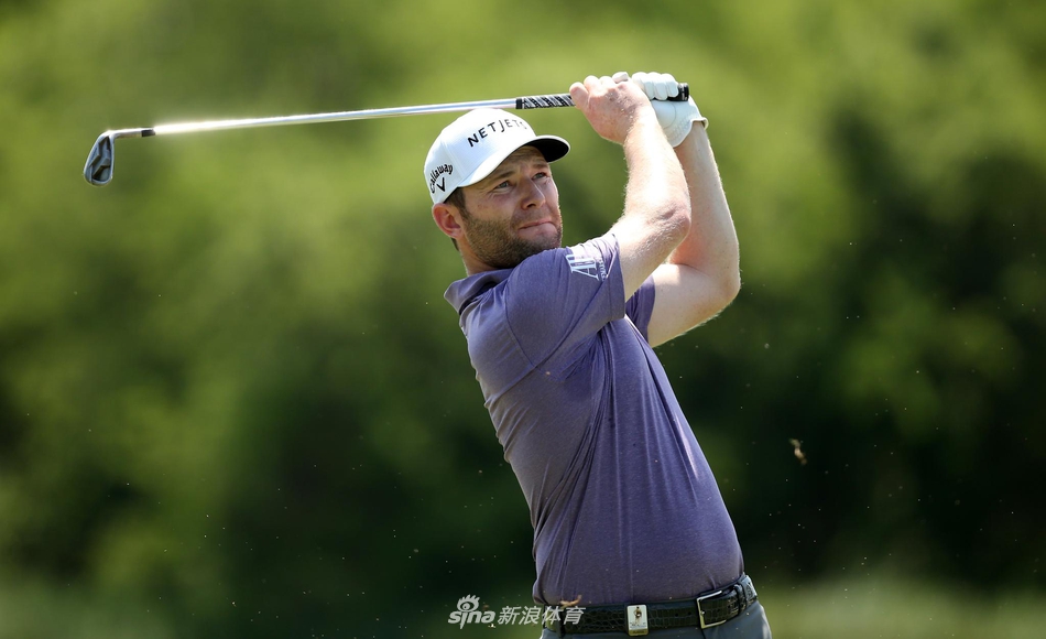 西班牙名将拉拉扎巴尔在第十八洞果岭推出关键一推后,紧握拳头,仰天怒吼,释放所有压力与激情。