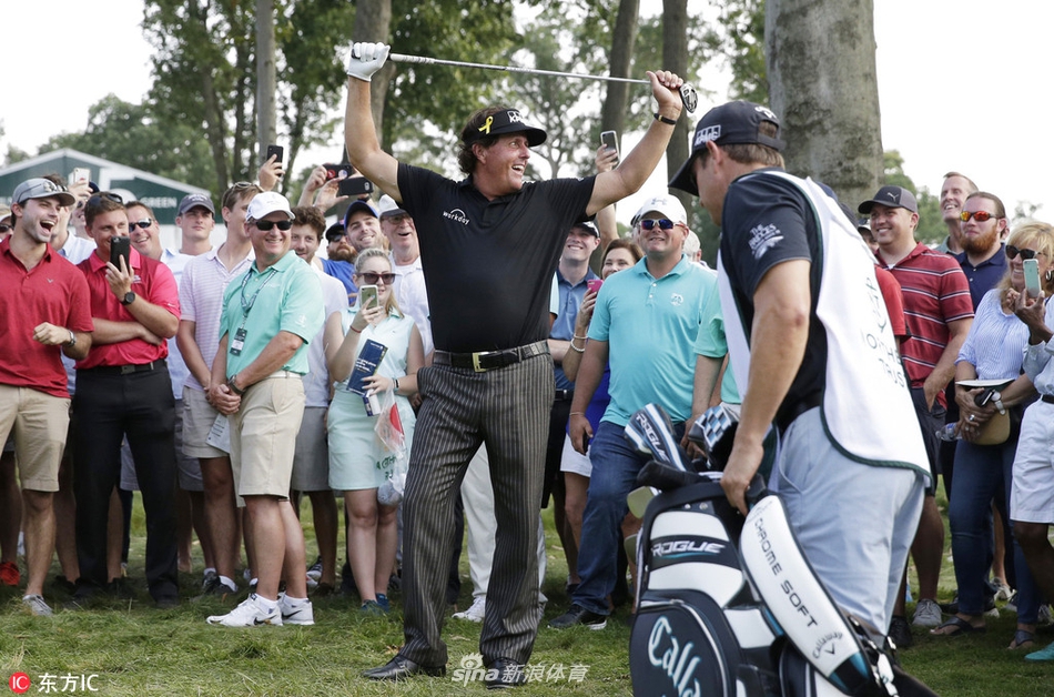 赛后新闻发布会上，德尚博手持冠军奖杯，面对媒体镜头侃侃而谈，分享获胜的喜悦与心得。