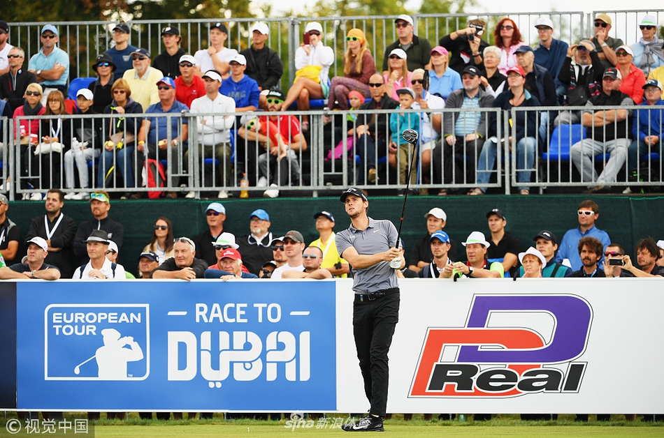 夺冠瞬间,帕万激动地高举双臂,沐浴在观众的欢呼声中,背景是捷克美丽的山丘球场。