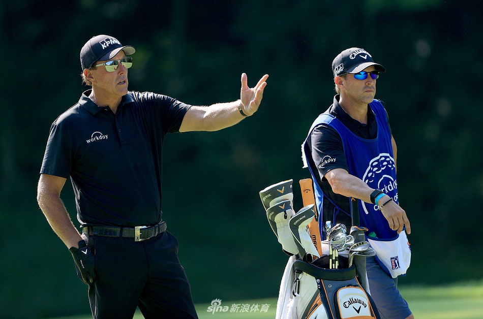 菲尔·米克尔森向观众露出经典笑容，举手投足间尽显老将魅力和亲和力