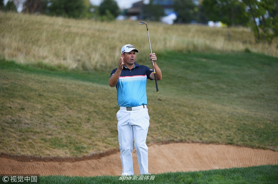 帕万与团队共同举起奖杯庆祝,香槟飞洒,欢声笑语充满了整个第十八洞果岭。