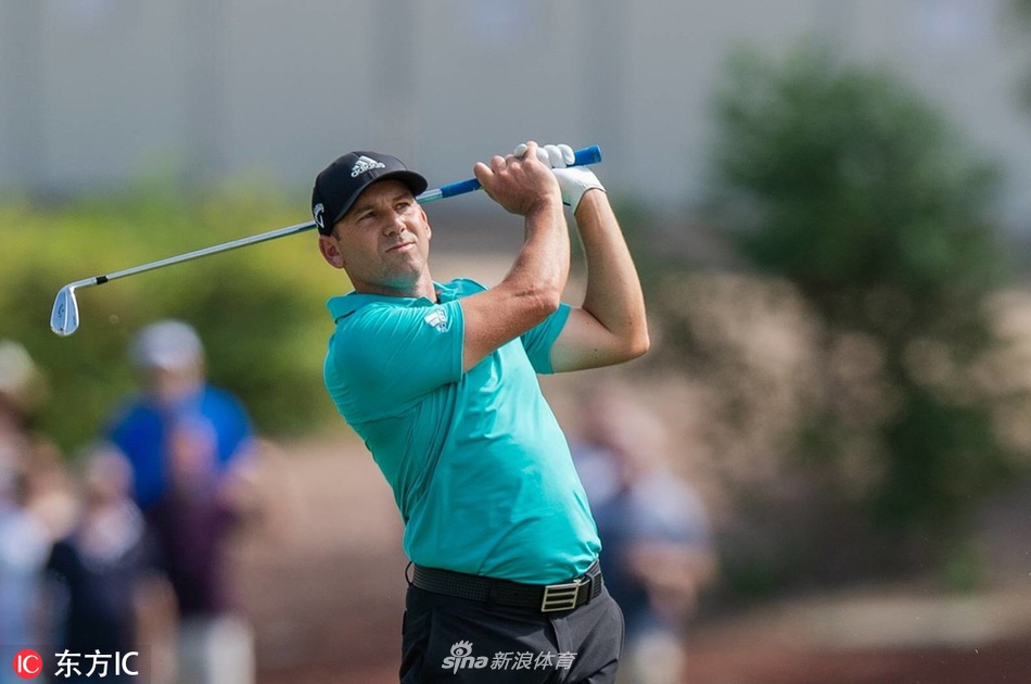 美国大师赛冠军帕特里克·瑞德在迪拜地球球场果岭边凝神观察推杆线路