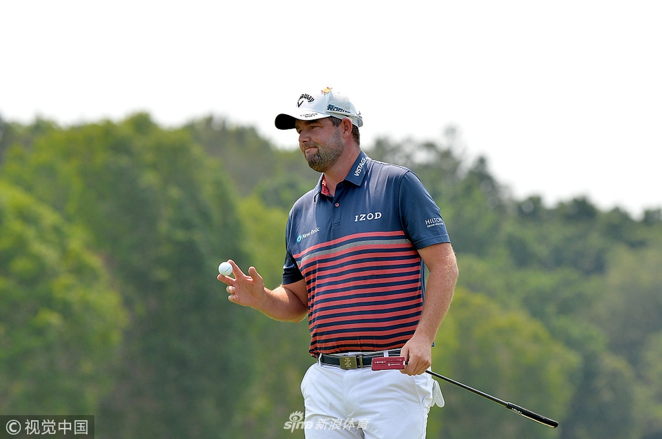 史密斯在果岭上专注推杆，眼神锐利，姿态沉稳，尽显冠军风采