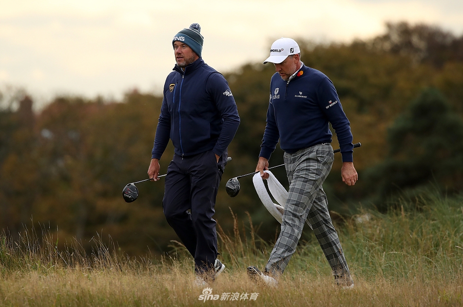 维斯特伍德在完成一记漂亮的推杆后，与球童击掌庆祝