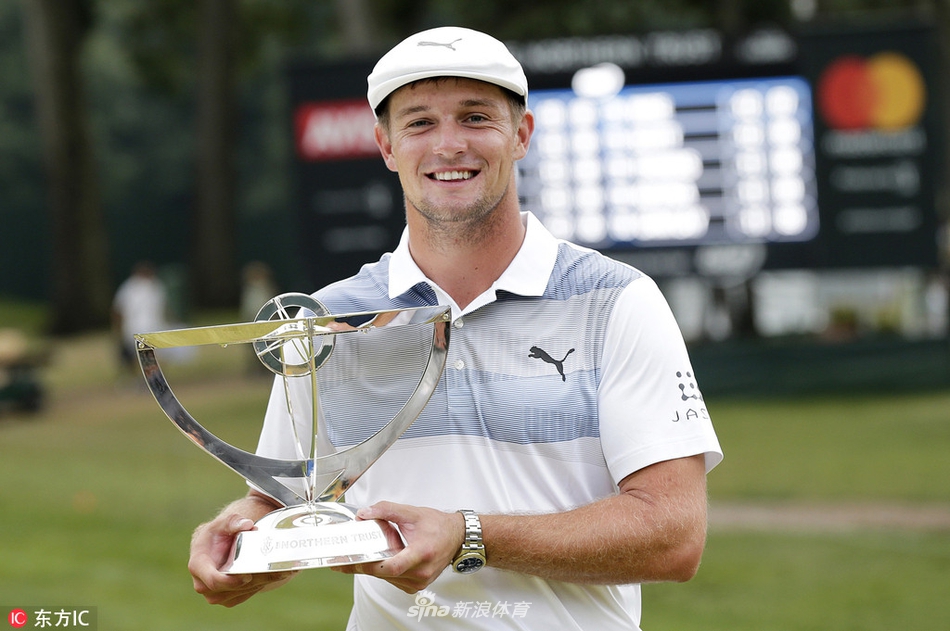 布莱森·德尚博在第十八洞果岭推入致胜一推后，振臂高呼，尽情释放夺冠的激情与喜悦。