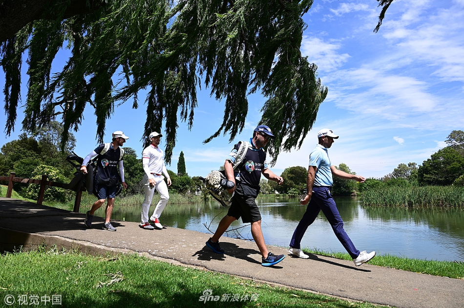 观众聚集在果岭周围,屏息凝神观看球员推击,现场气氛紧张而专注