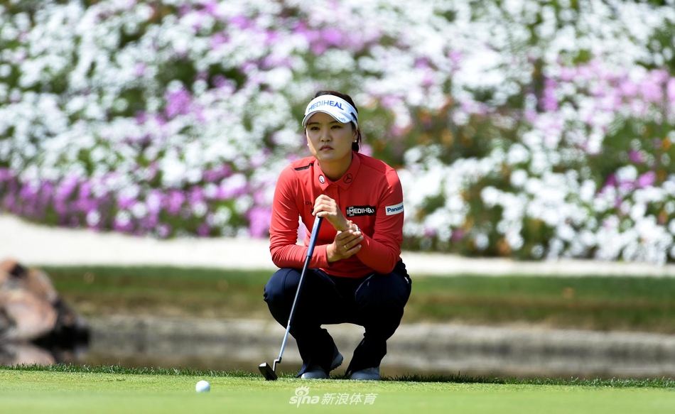 中国球员林希妤在果岭上仔细推敲推杆线路，她专注的眼神中透露出对胜利的渴望。